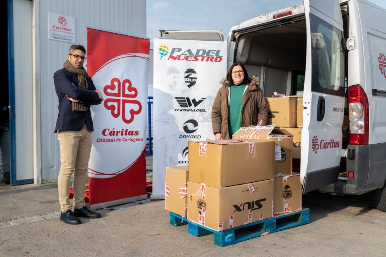 PADEL NUESTRO DONO A CARITAS MAS DE 1000 PRENDAS Y ZAPATILLAS DURANTE TODO EL 2018